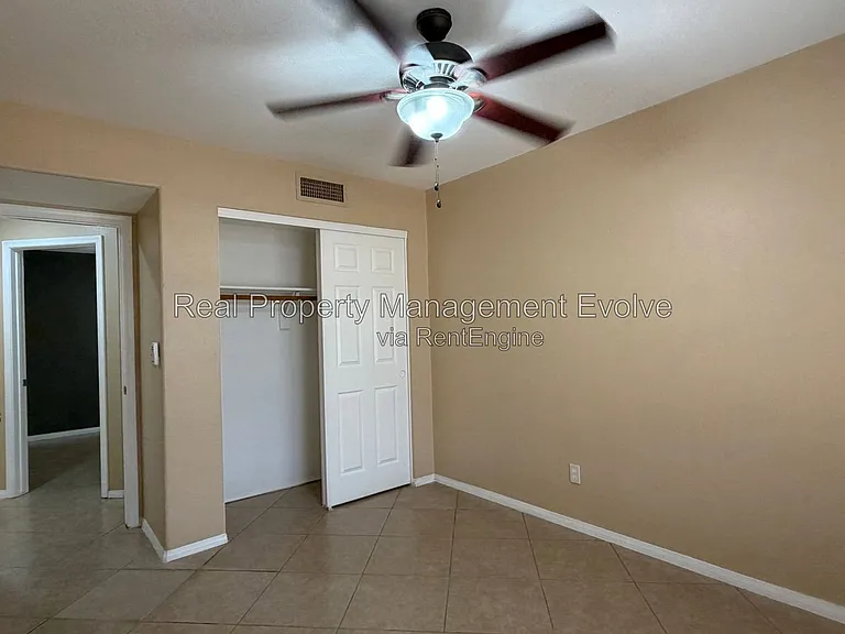 7568 W Kerry Ln — Photo 23