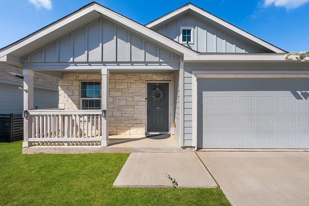 Charming 3-Bed Home with Pool Access, Fenced Yard & Garage Canyon Lake Gem — Photo 3
