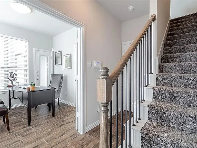 301 E Lamar St — Photo 3