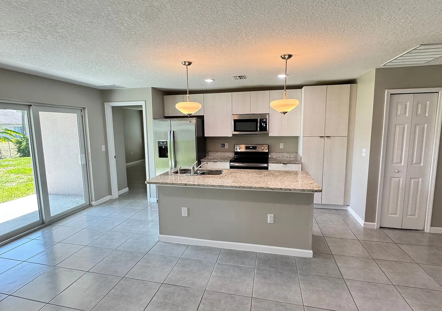Amazing 4 Bedroom, 2 Bathroom Home in Palm Bay!! — Photo 3