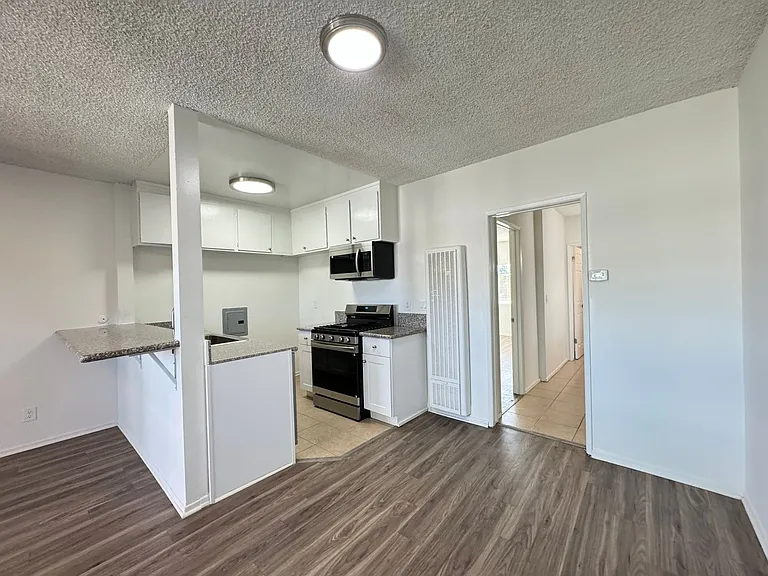 15925 Victory Blvd — Photo 5