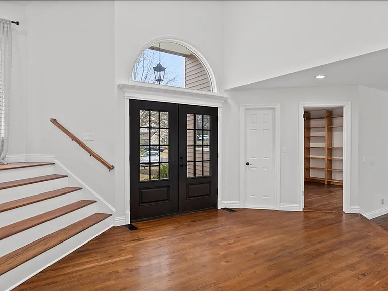 745 Iris Ct — Photo 2
