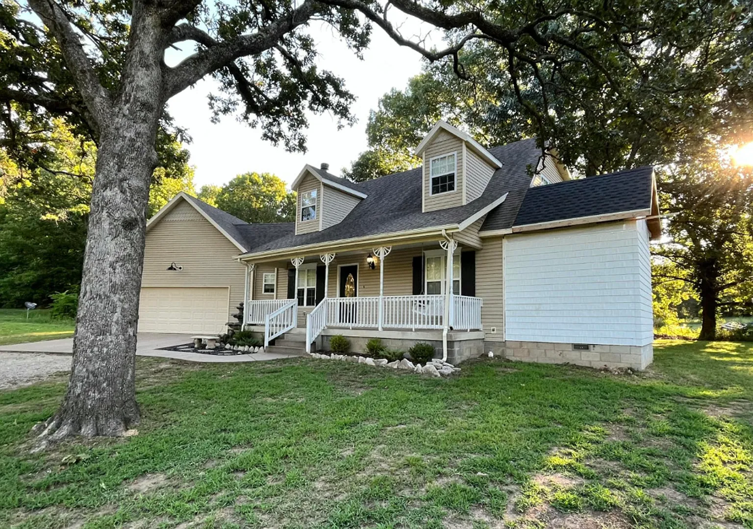 3 Bedroom 2.5 Bathroom House — Photo 1
