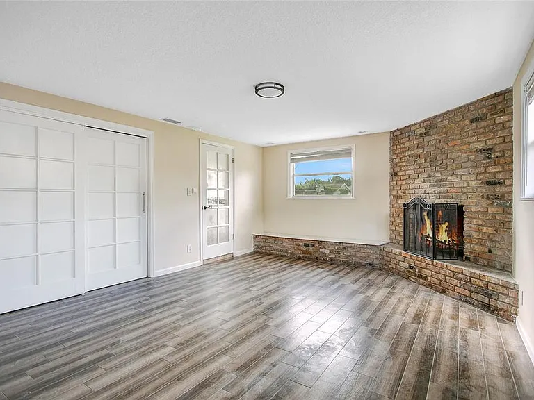 2117 E Esther St — Photo 13