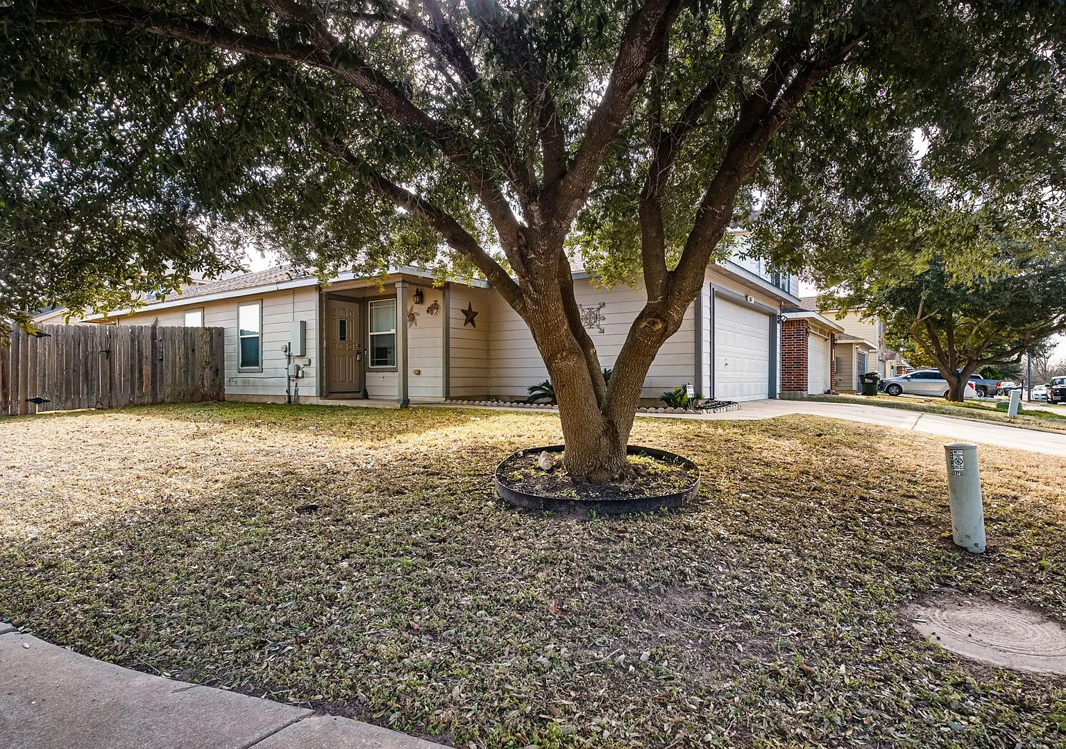3 Bedroom, 2 Bath, Corner Lot Home Near Tesla & Airport — Photo 3