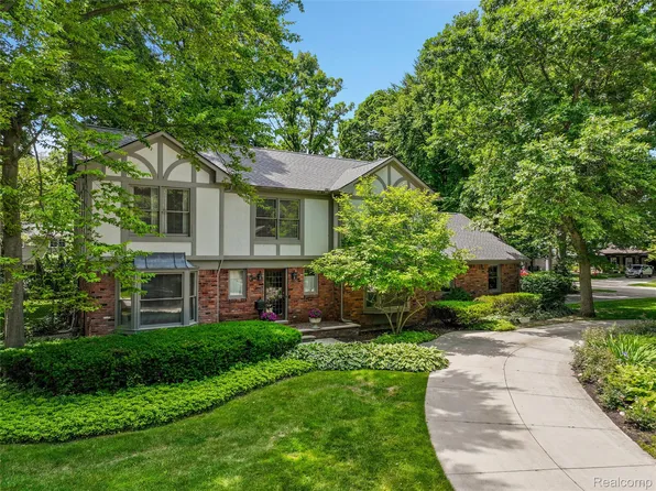 3445 Medford Dr, Troy, MI 48084