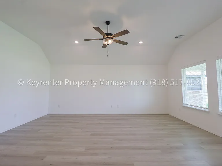 2908 S Redwood Ave — Photo 22