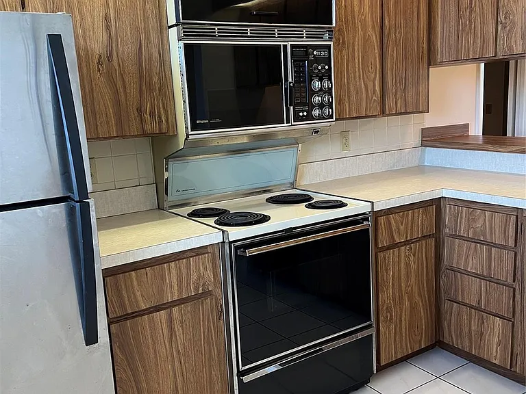 1526 Whitehall Dr #402 — Photo 9