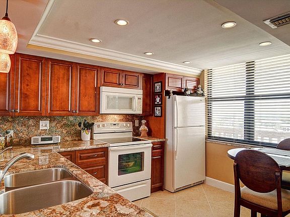 3rd image of 840 Ocean Dr APT 706