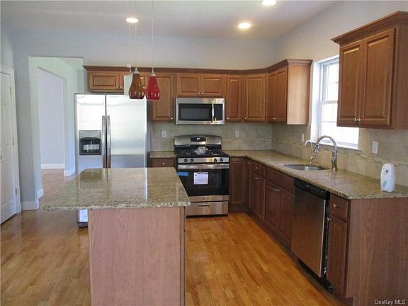 5th image of 91 Glen Rock Cir