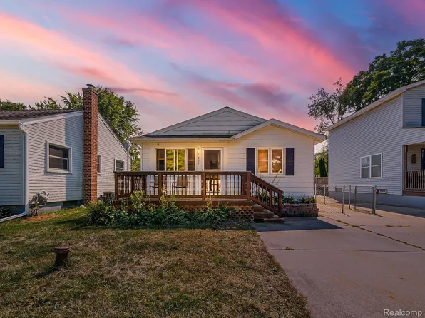 853 Adelaide Dr, Wolverine Lake, MI 48390