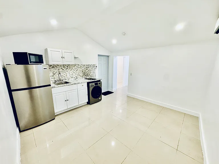 133 SW 11th Ave — Photo 6