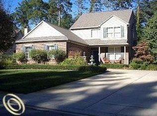 2512 Signature Dr, Pinckney, MI 48169