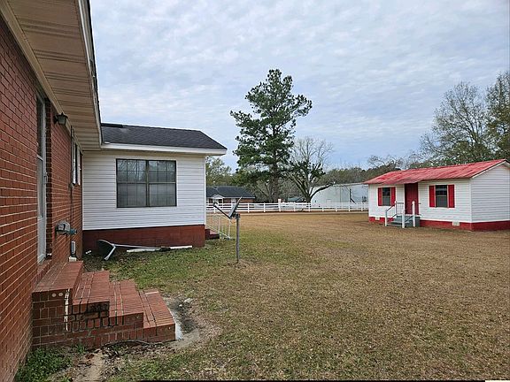 3rd image of 106 E Hall Ave
