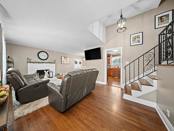 5th image of 1110 Vine St