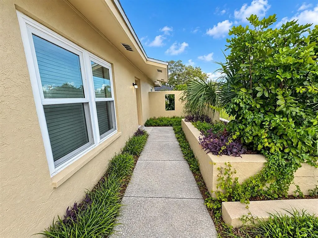 4 bed, 3.0 bath, 2104 sqft, $3,000 — Photo 3