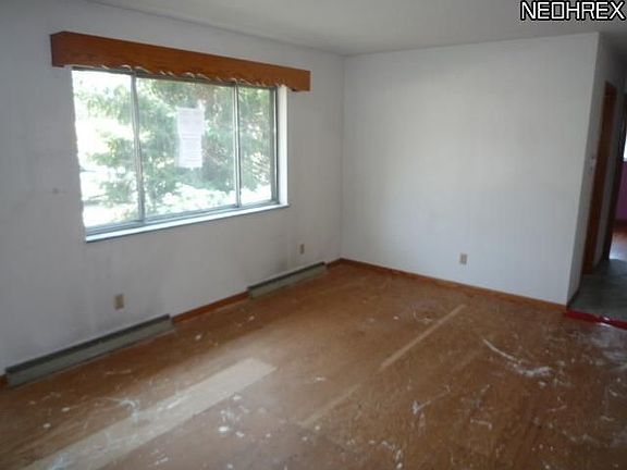 5th image of 858 Saint Clair Ave