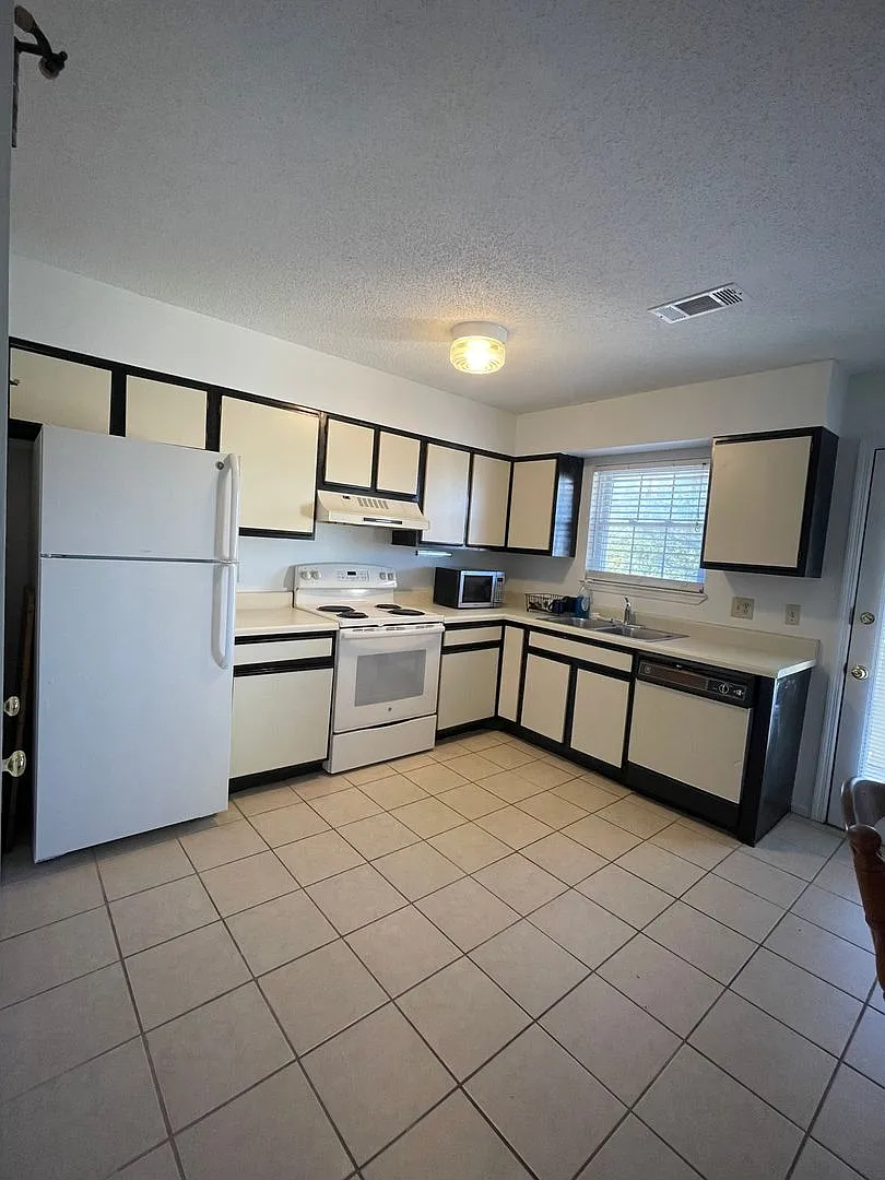 The Brookes Condos 10-11 — Photo 3