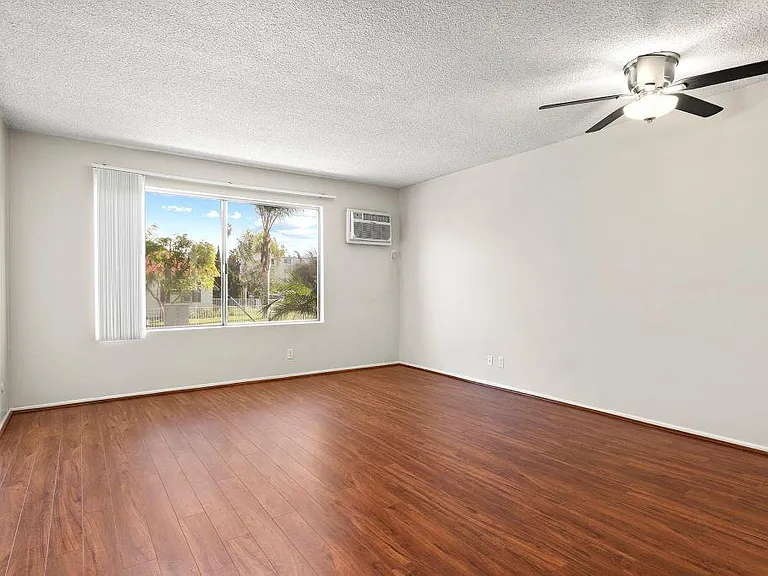 Riverside Villa Apartments — Photo 40