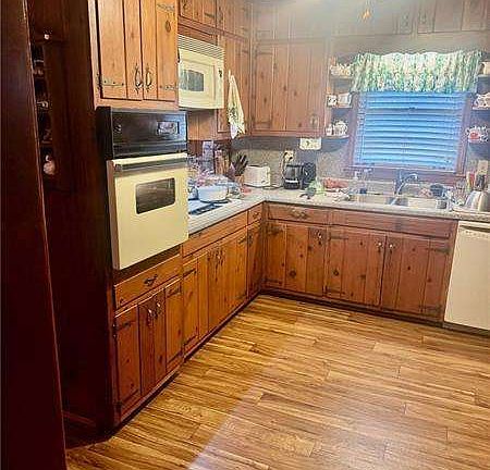 4th image of 3865 Boring Rd