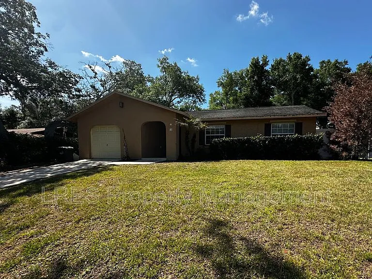 910 Sycamore Ln — Photo 2