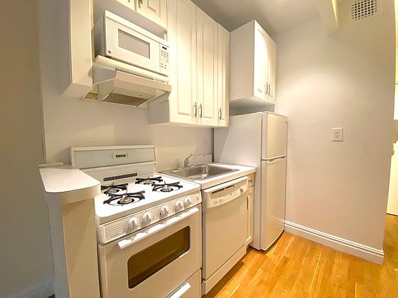 3rd image of 226 E 74th St APT 2F