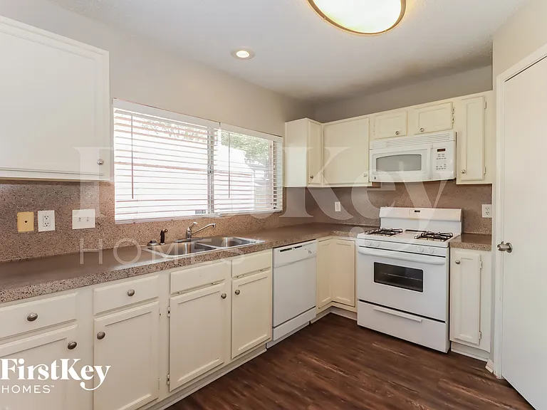 21219 Park Bluff Dr — Photo 7