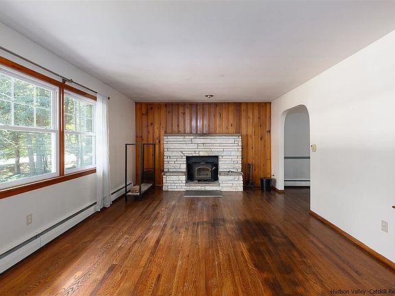 4th image of 28 Whitney Dr