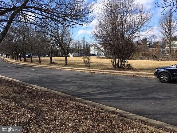 2nd image of 6700 Hunting Path Rd