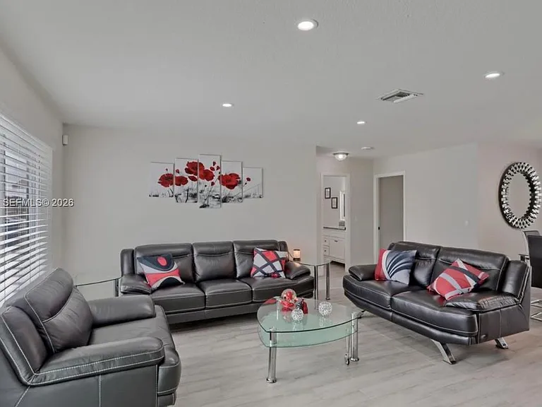 876 Gardenia Dr — Photo 7