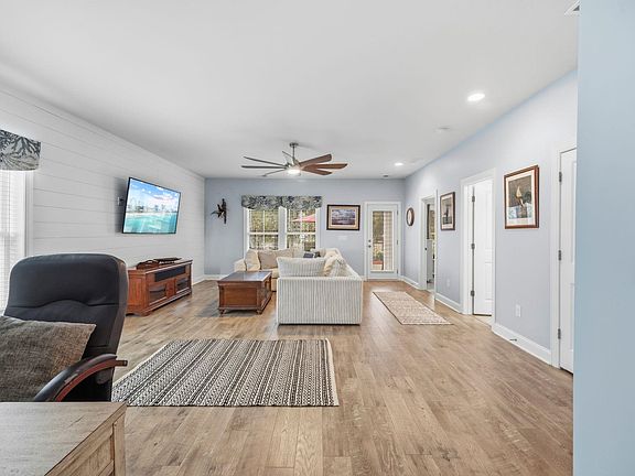 5th image of 201 Splendor Circle