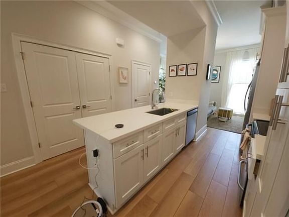 5th image of 639 Saint Mary St