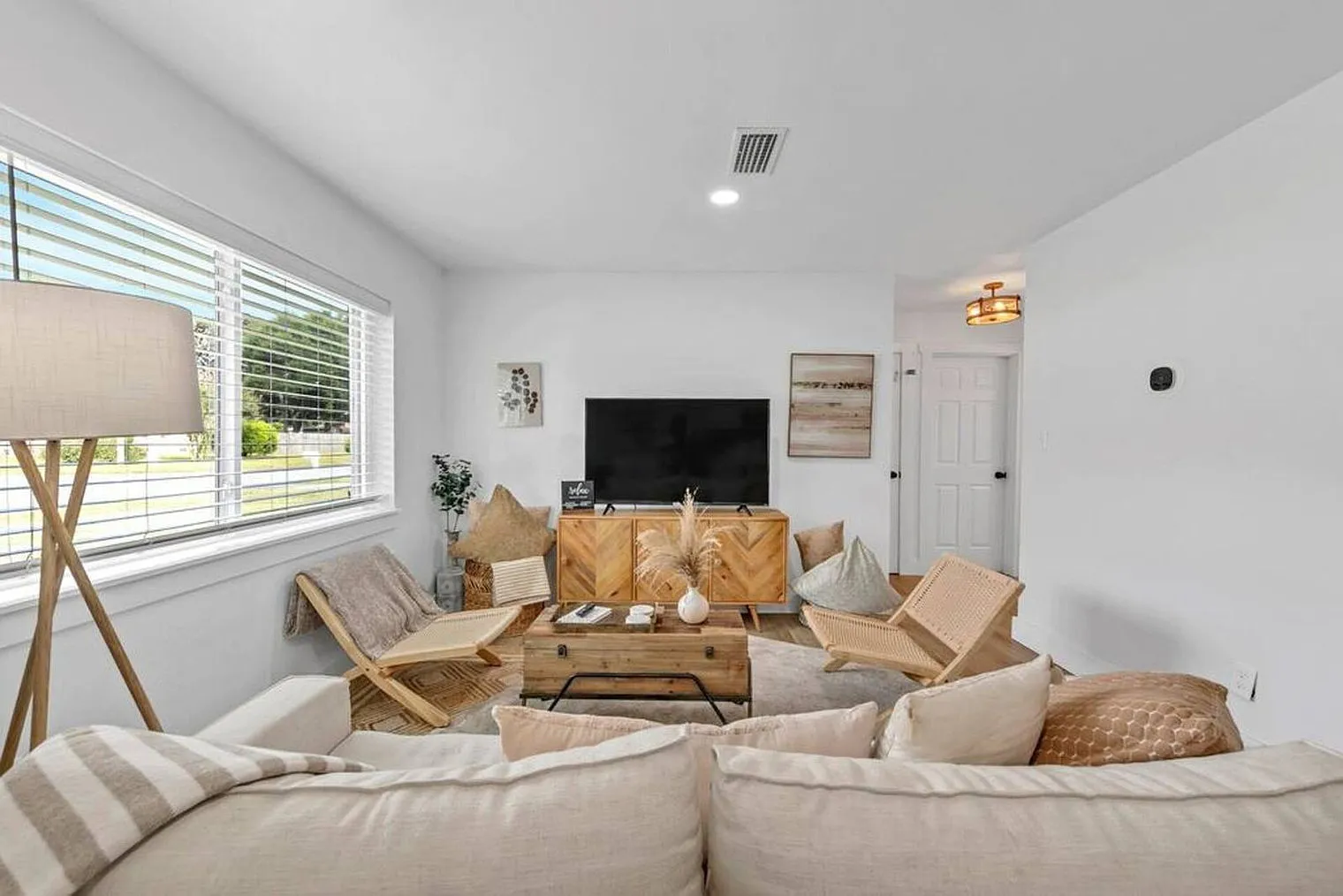 3 bed, 1.0 bath, 11215 sqft, $3,481 — Photo 2