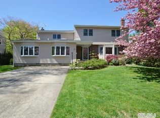 89 Weeks Rd, East Williston, NY 11596