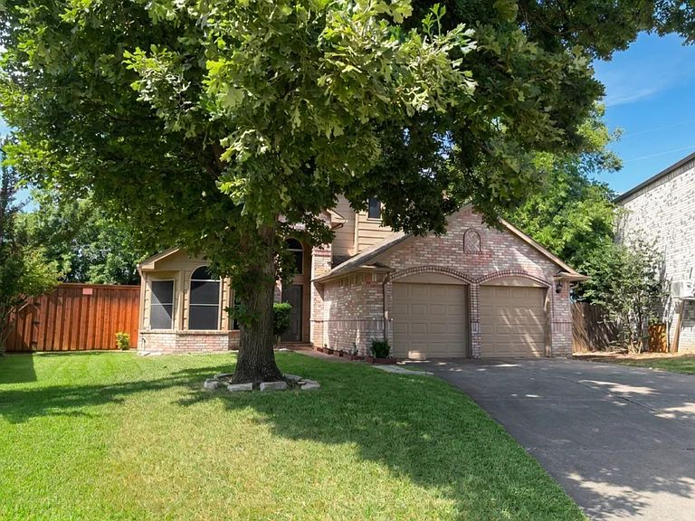 1404 Daffodil Ln — Photo 2