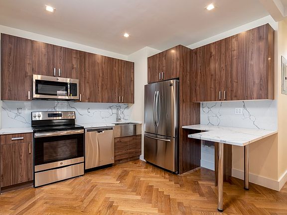2nd image of 941 Washington Ave #401