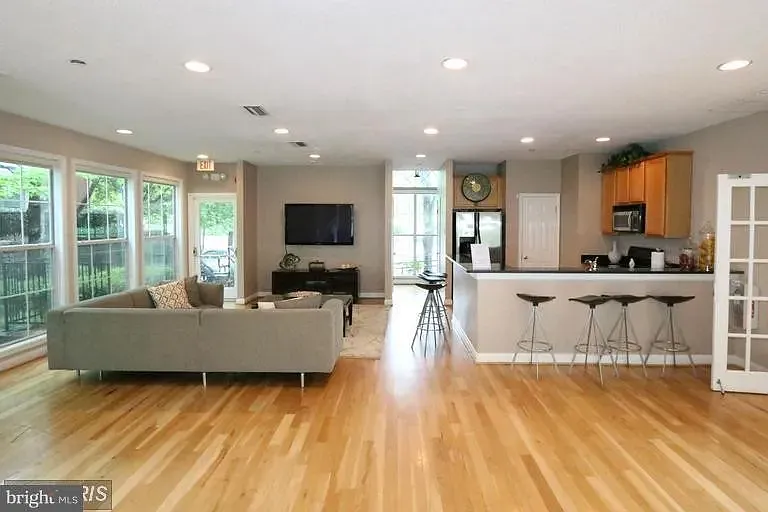 2 bed, 1050 sqft, $2,650 — Photo 3