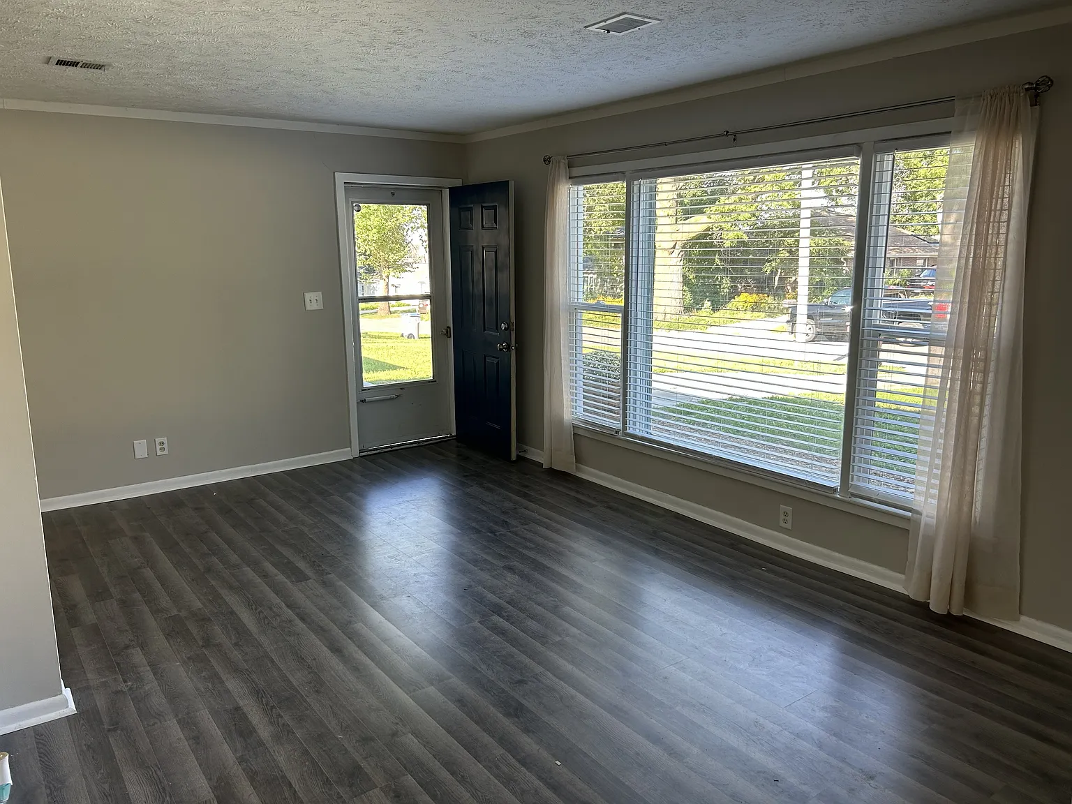 2 bed, 768 sqft, $1,300 — Photo 2