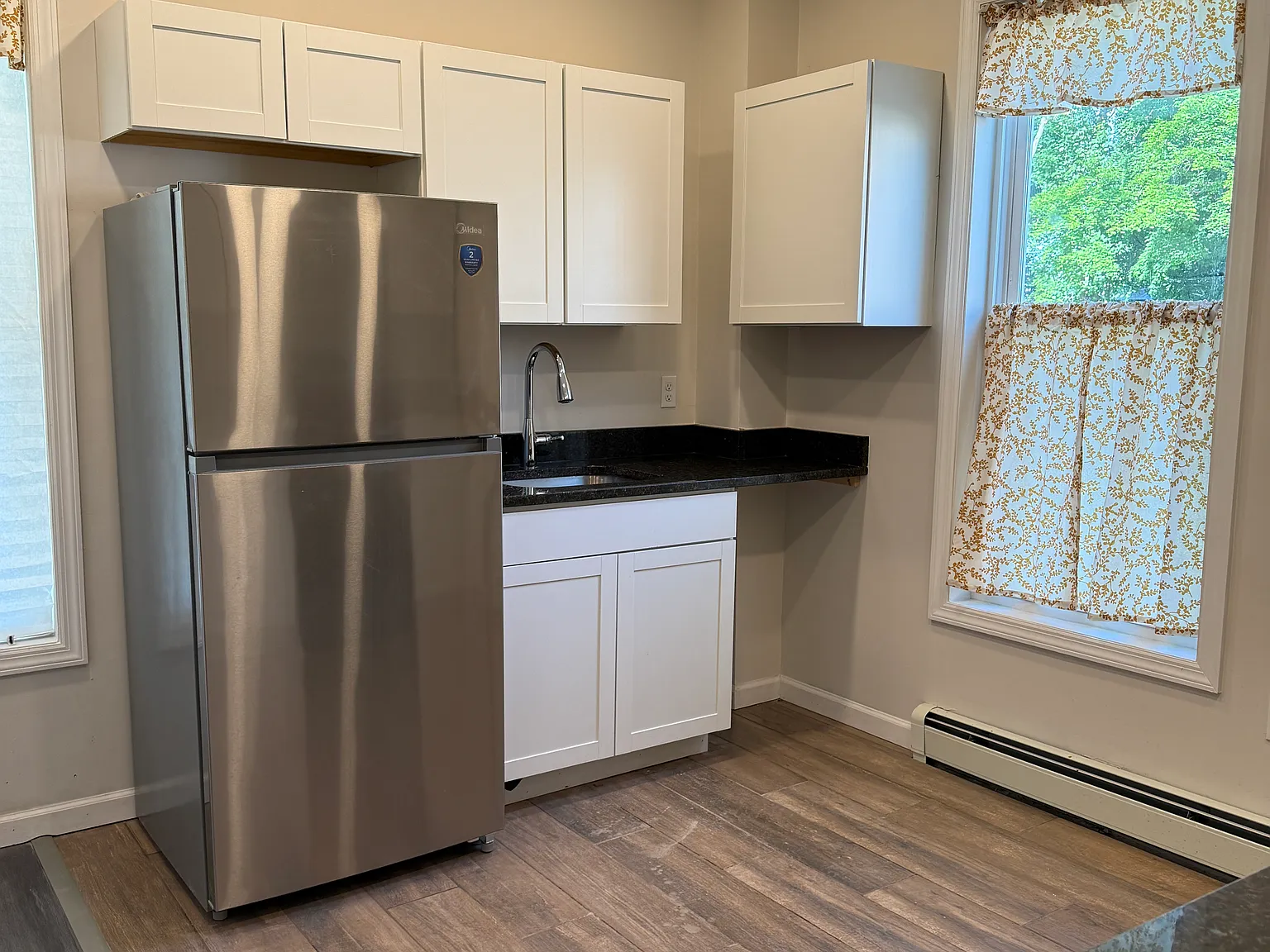 3 bed, 1100 sqft, $2,200 — Photo 2