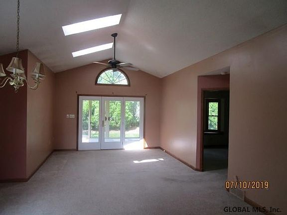 2nd image of 3 Essex Cir