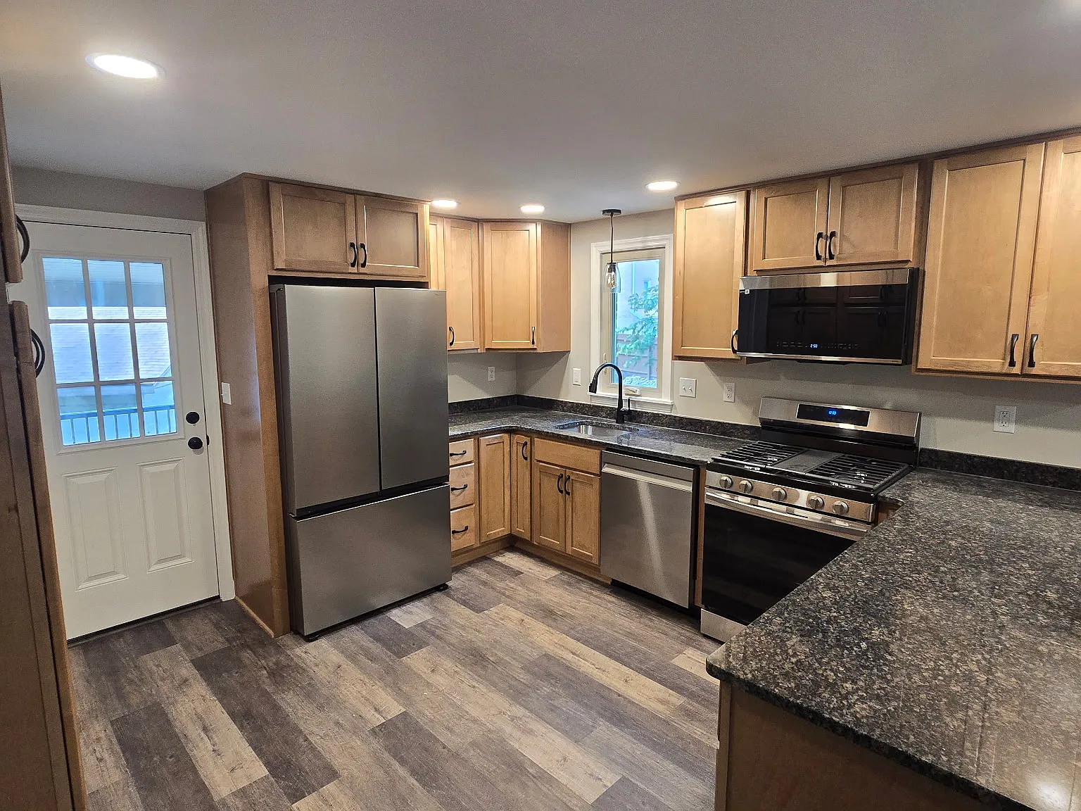 3 bed, 1.5 bath, 1301 sqft, $2,500 — Photo 2