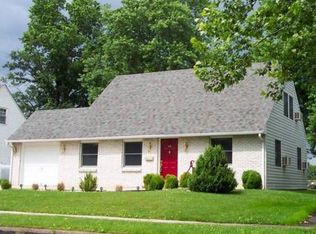 40 Pine Needle Rd, Levittown, PA 19056