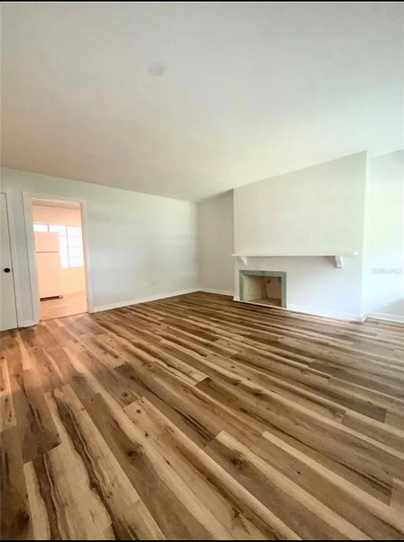 1016 Alba Drive 2/1, Half Duplex — Photo 3