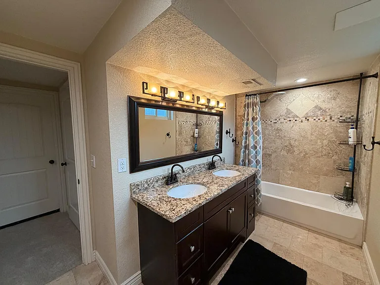 Second ensuite bathroom connected to the bedroom with tub/shower