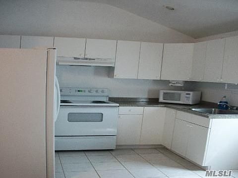 3rd image of 72 Dahlia Dr