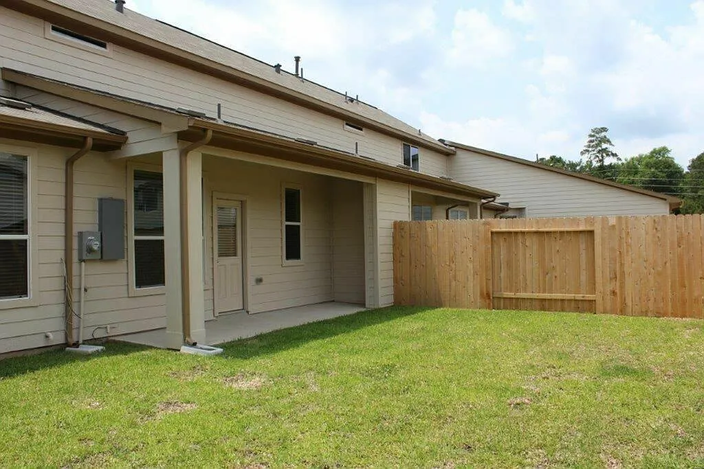 3 bed, 2.5 bath, 1717 sqft, $1,825 — Photo 2