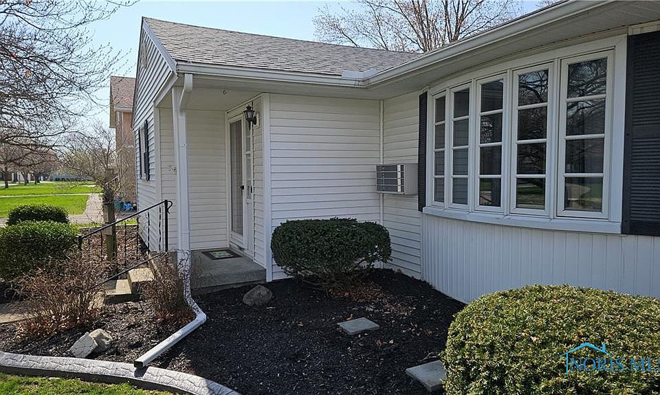 2nd image of 605 Riverside Dr