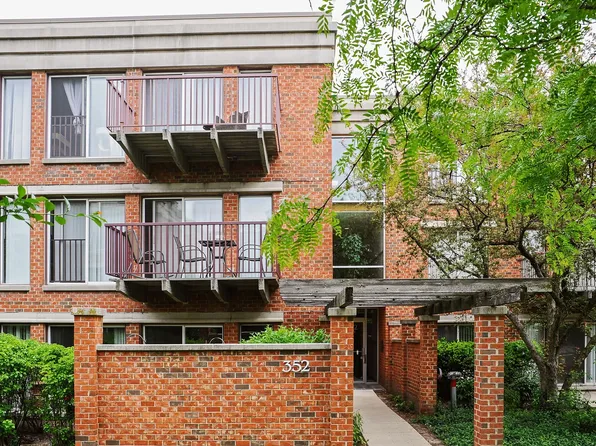 352 Kelburn Rd APT 323, Deerfield, IL 60015