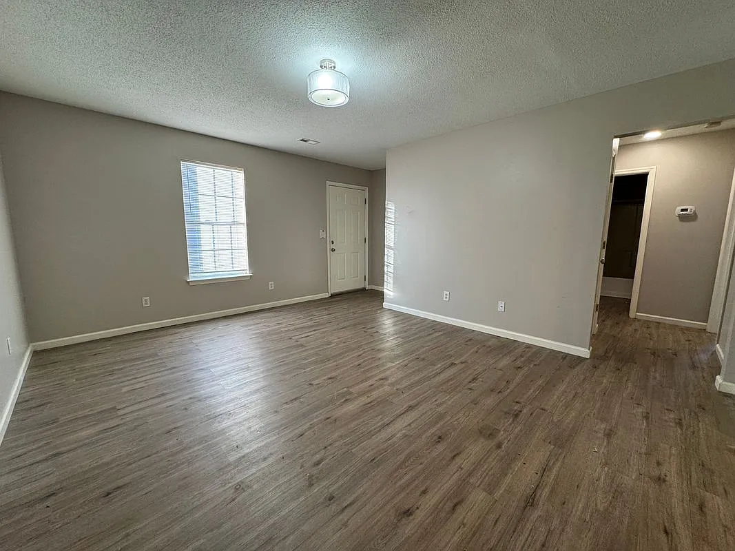 2 bed, 1.0 bath, 798 sqft, $925 — Photo 4