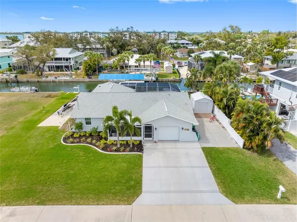 9211 Lake Dr, Grove City, FL 34224